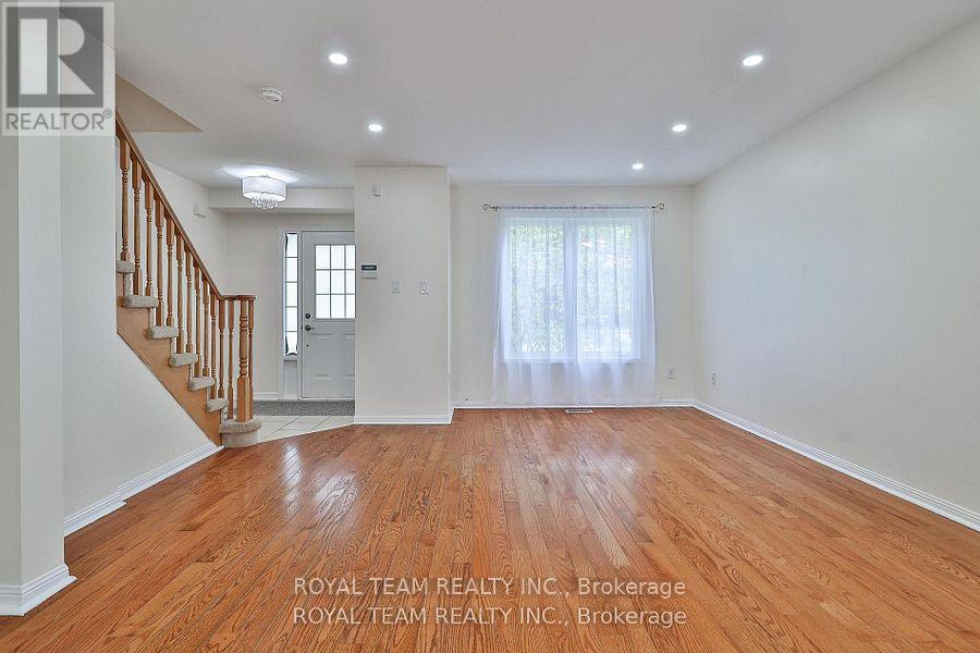 2439 Hollybrook Drive, Oakville, Ontario  L6M 4S8 - Photo 4 - W12575152