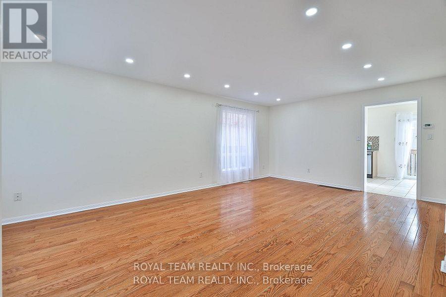 2439 Hollybrook Drive, Oakville, Ontario  L6M 4S8 - Photo 5 - W12575152