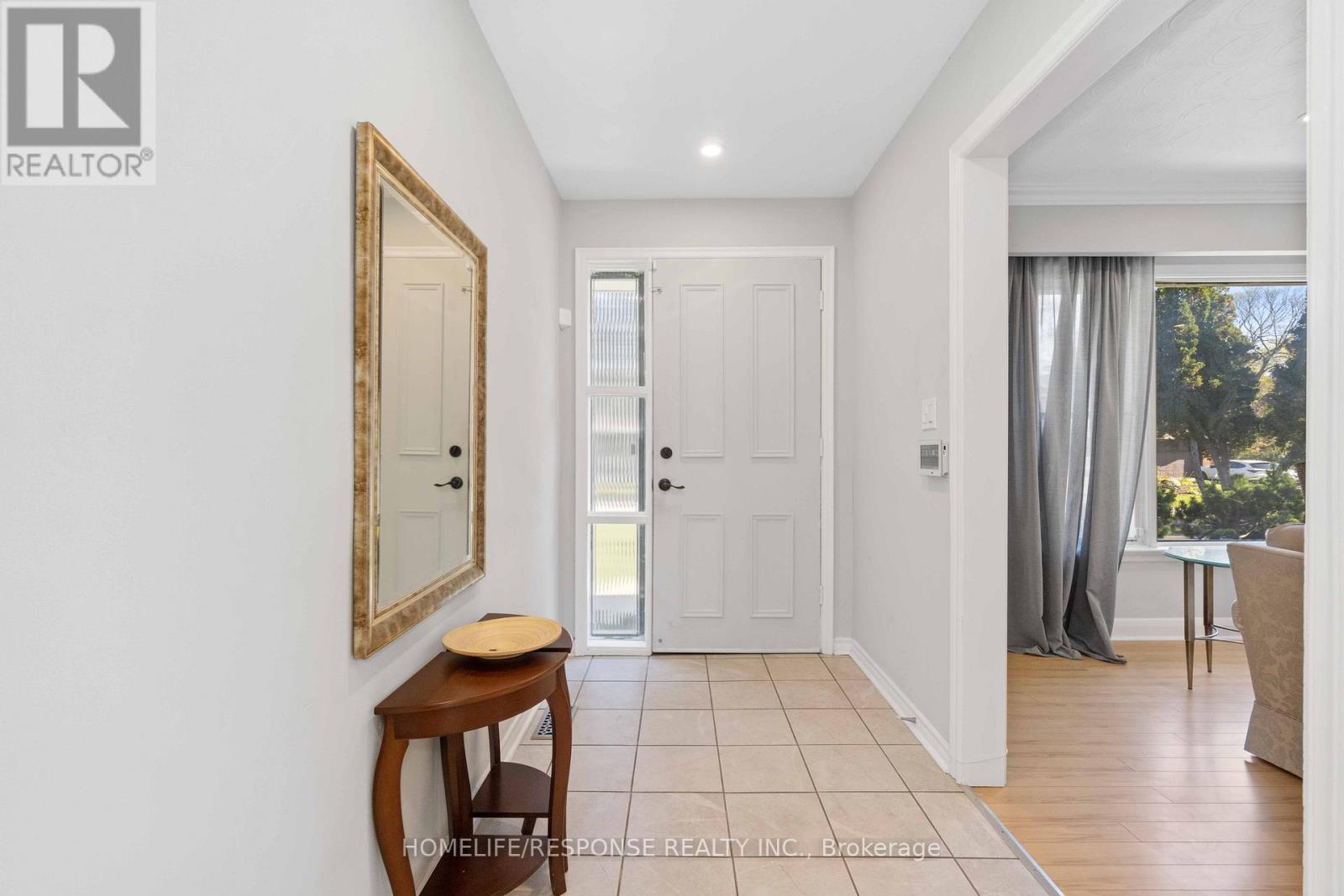 1554 Lochlin Trail, Mississauga, Ontario  L5G 3V7 - Photo 3 - W12575232