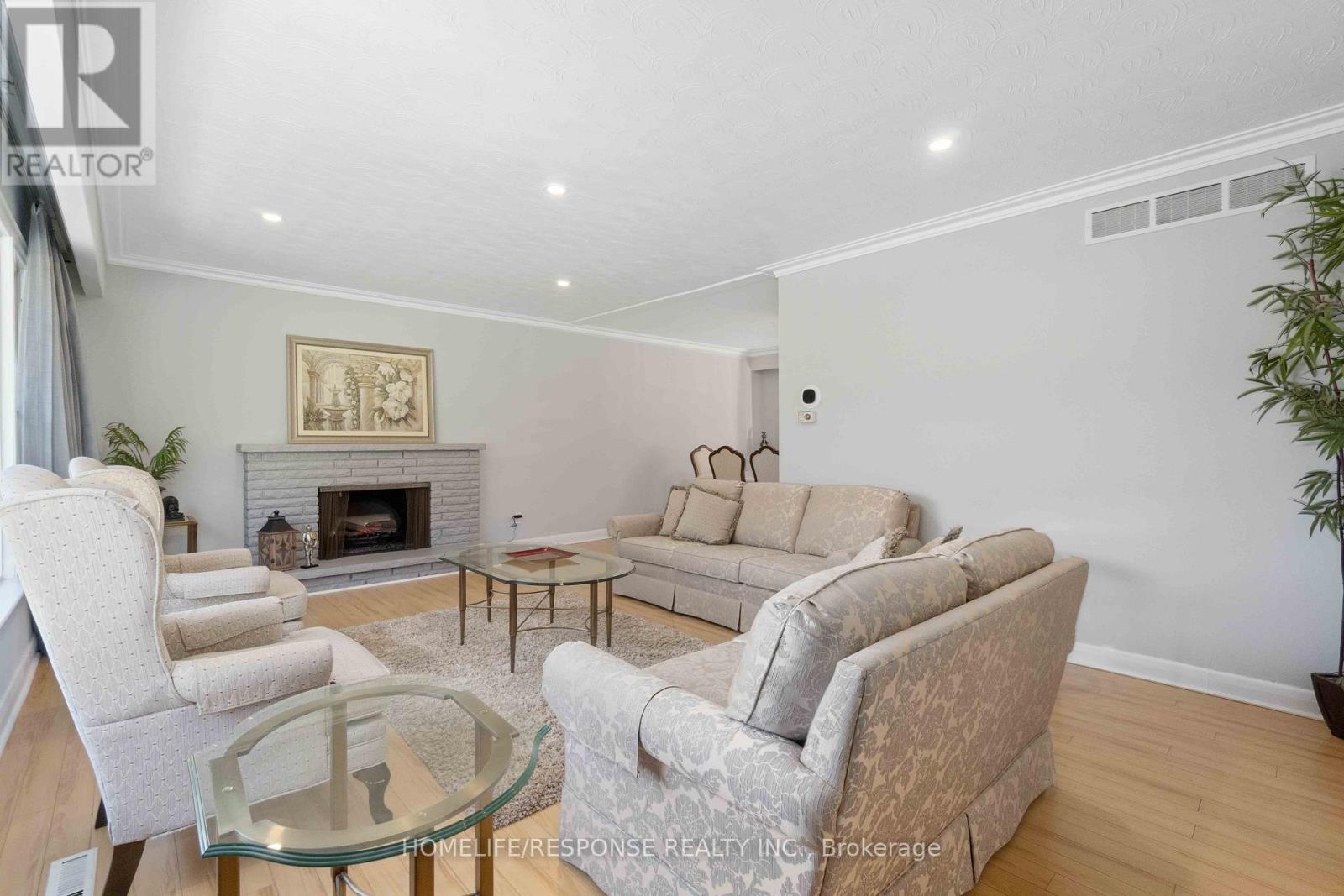 1554 Lochlin Trail, Mississauga, Ontario  L5G 3V7 - Photo 4 - W12575232