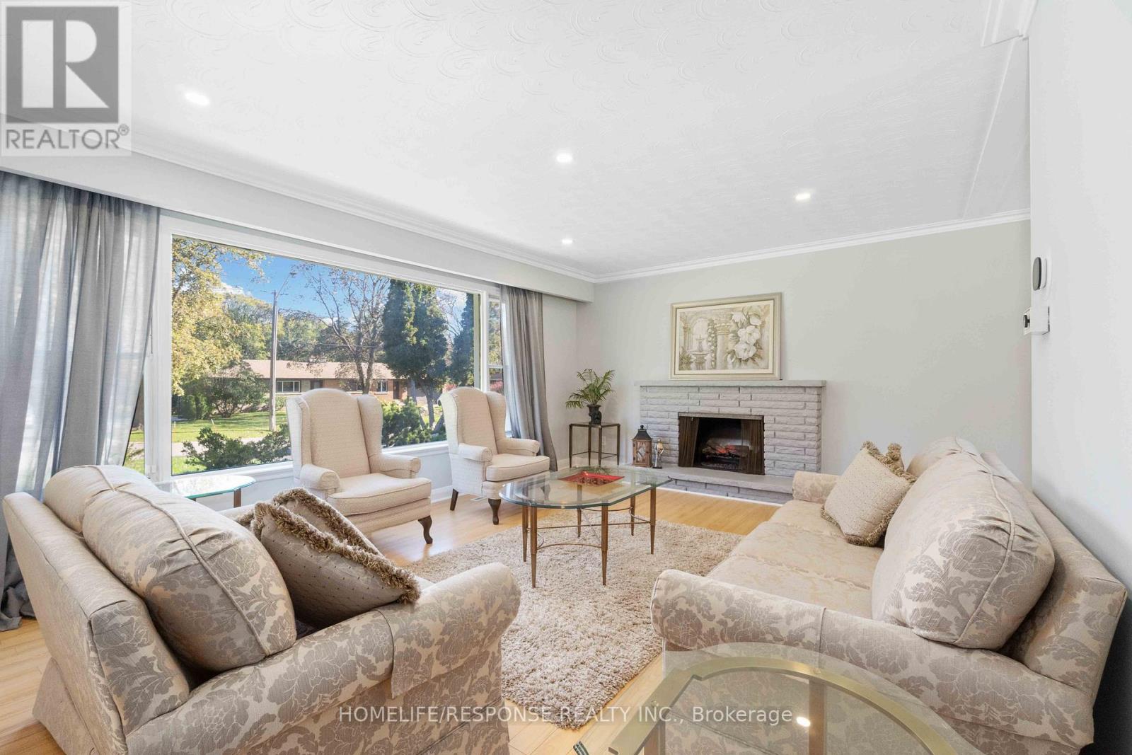 1554 Lochlin Trail, Mississauga, Ontario  L5G 3V7 - Photo 5 - W12575232