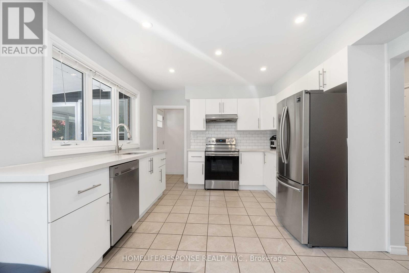 1554 Lochlin Trail, Mississauga, Ontario  L5G 3V7 - Photo 7 - W12575232