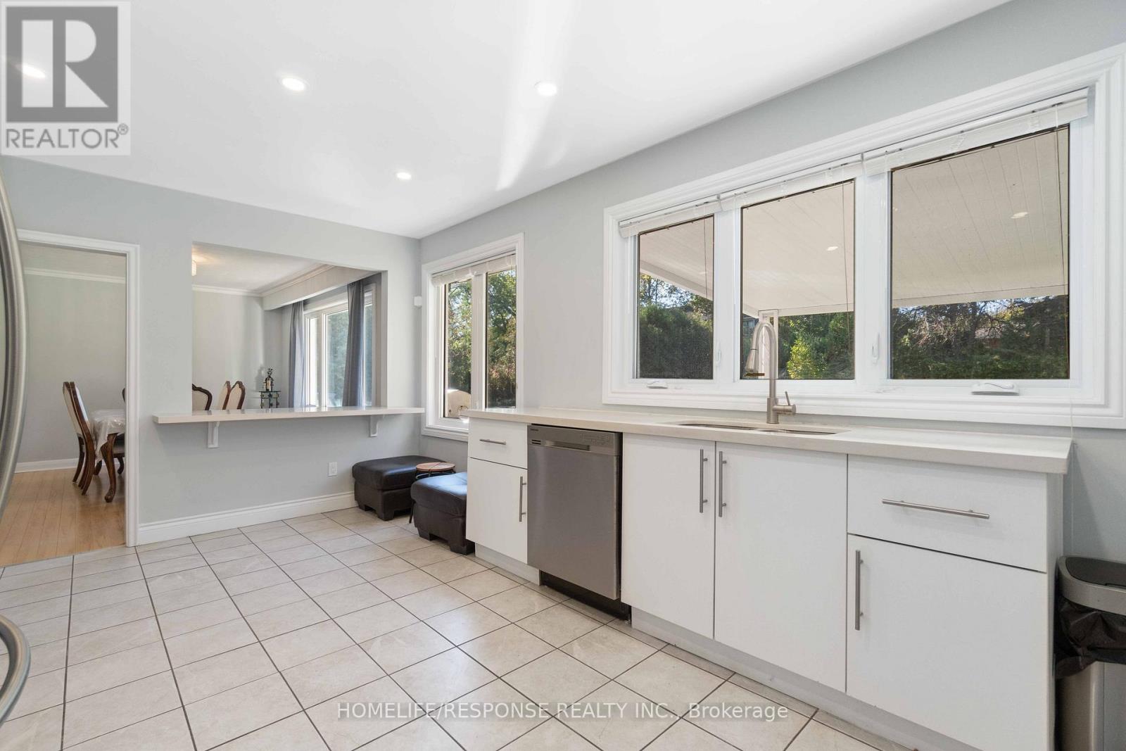 1554 Lochlin Trail, Mississauga, Ontario  L5G 3V7 - Photo 8 - W12575232