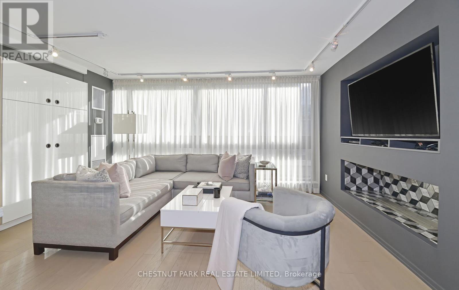 606 - 15 Mcmurrich Street, Toronto, Ontario  M5R 3M6 - Photo 2 - C12574638