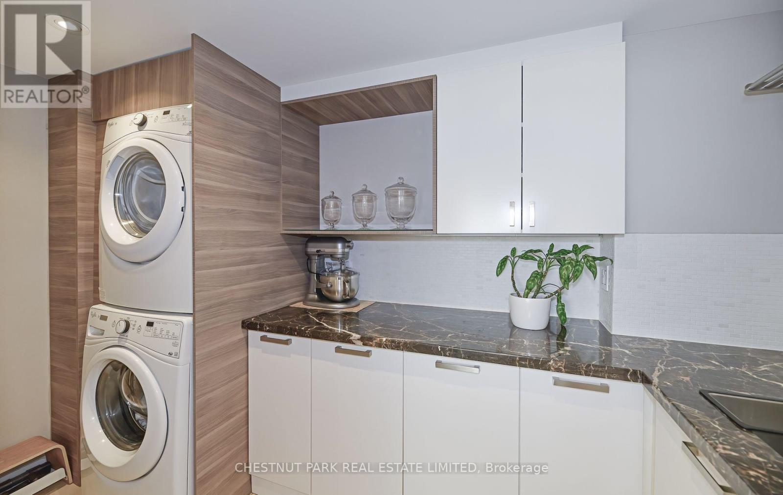 606 - 15 Mcmurrich Street, Toronto, Ontario  M5R 3M6 - Photo 16 - C12574638