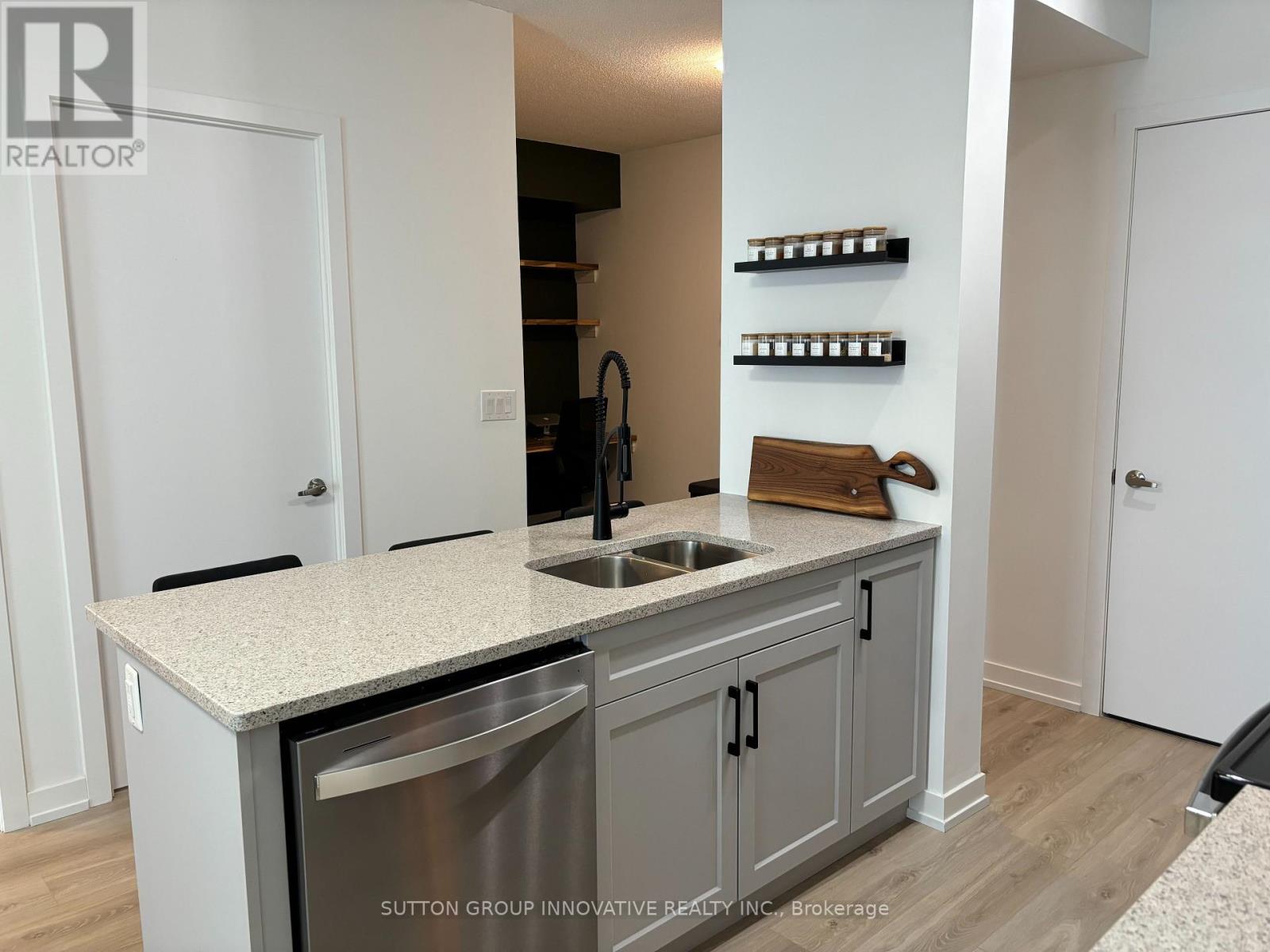 204 - 550 North Service Road, Grimsby, Ontario  L3M 4E8 - Photo 8 - X12575120