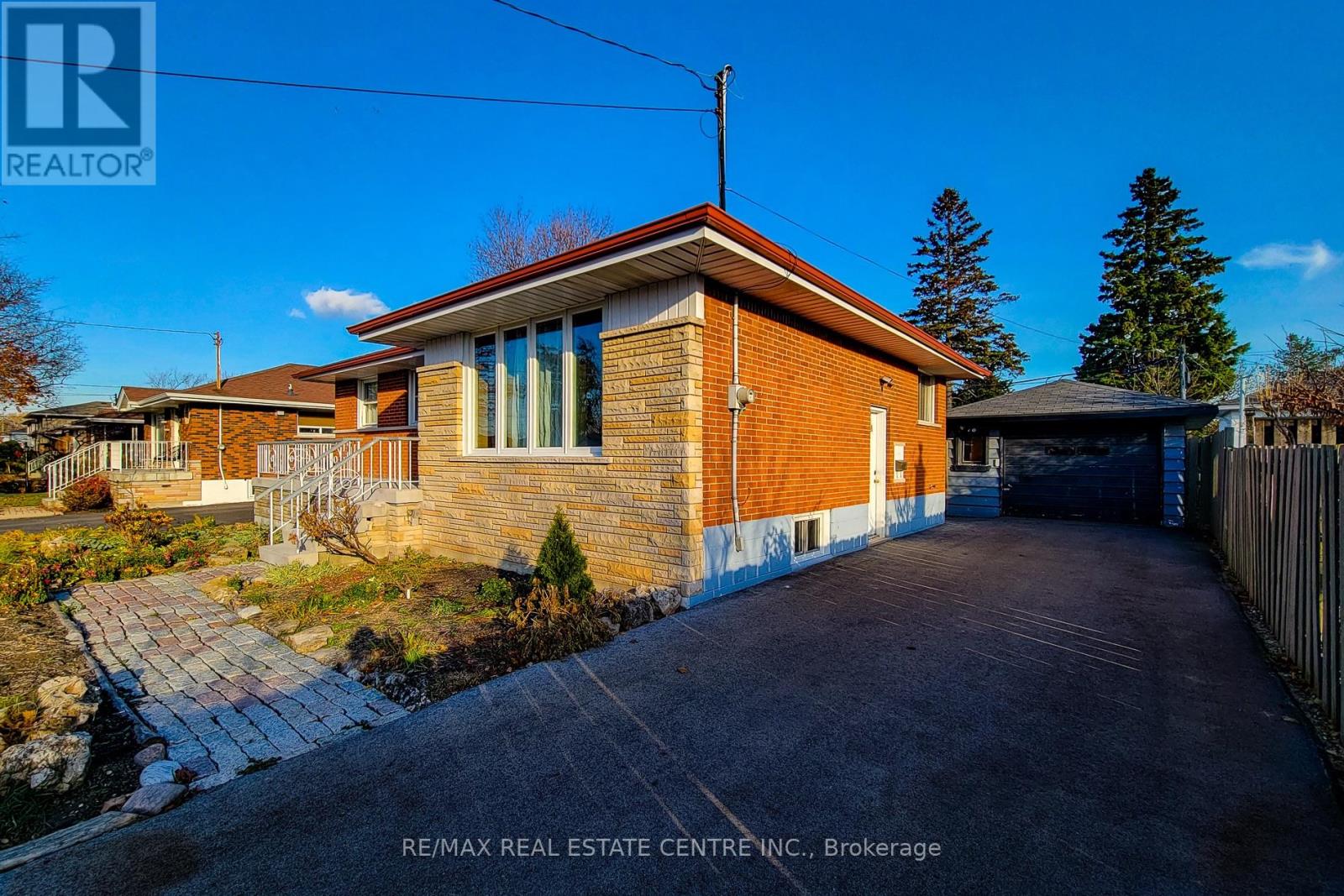 103 East 45th Street, Hamilton, Ontario  L8T 3J9 - Photo 3 - X12505524