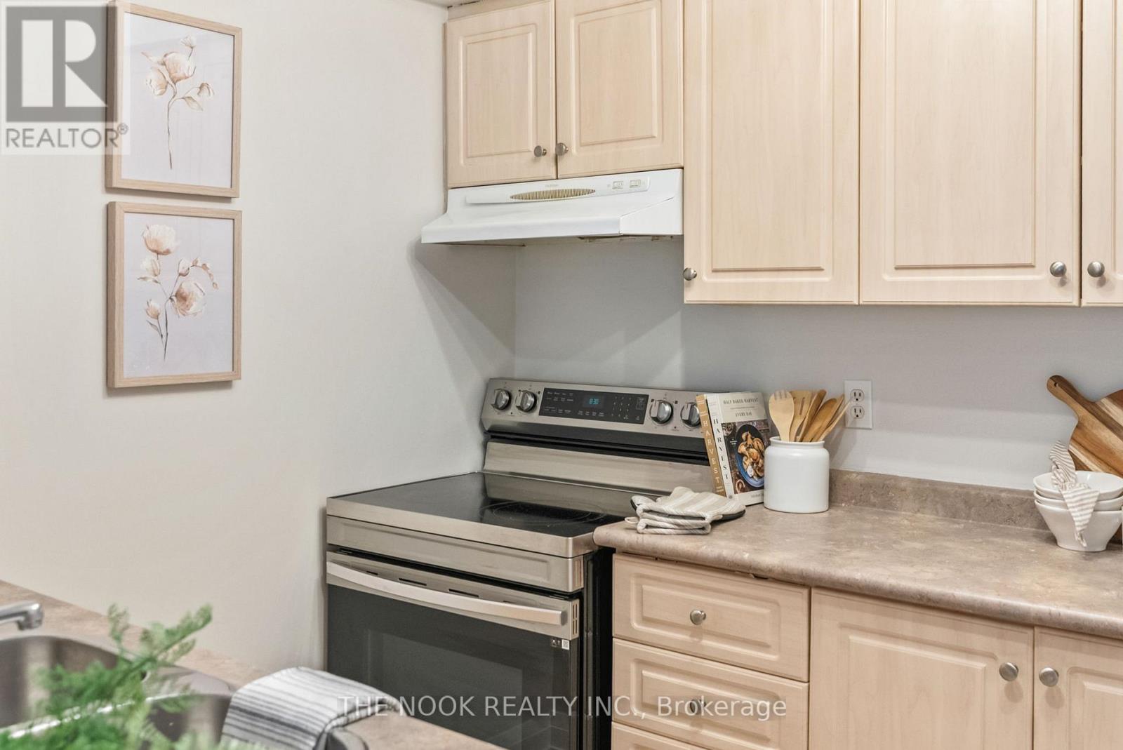 310 - 98 Aspen Springs Drive, Clarington, Ontario L1C 5N5 - Photo 3 - E12575598