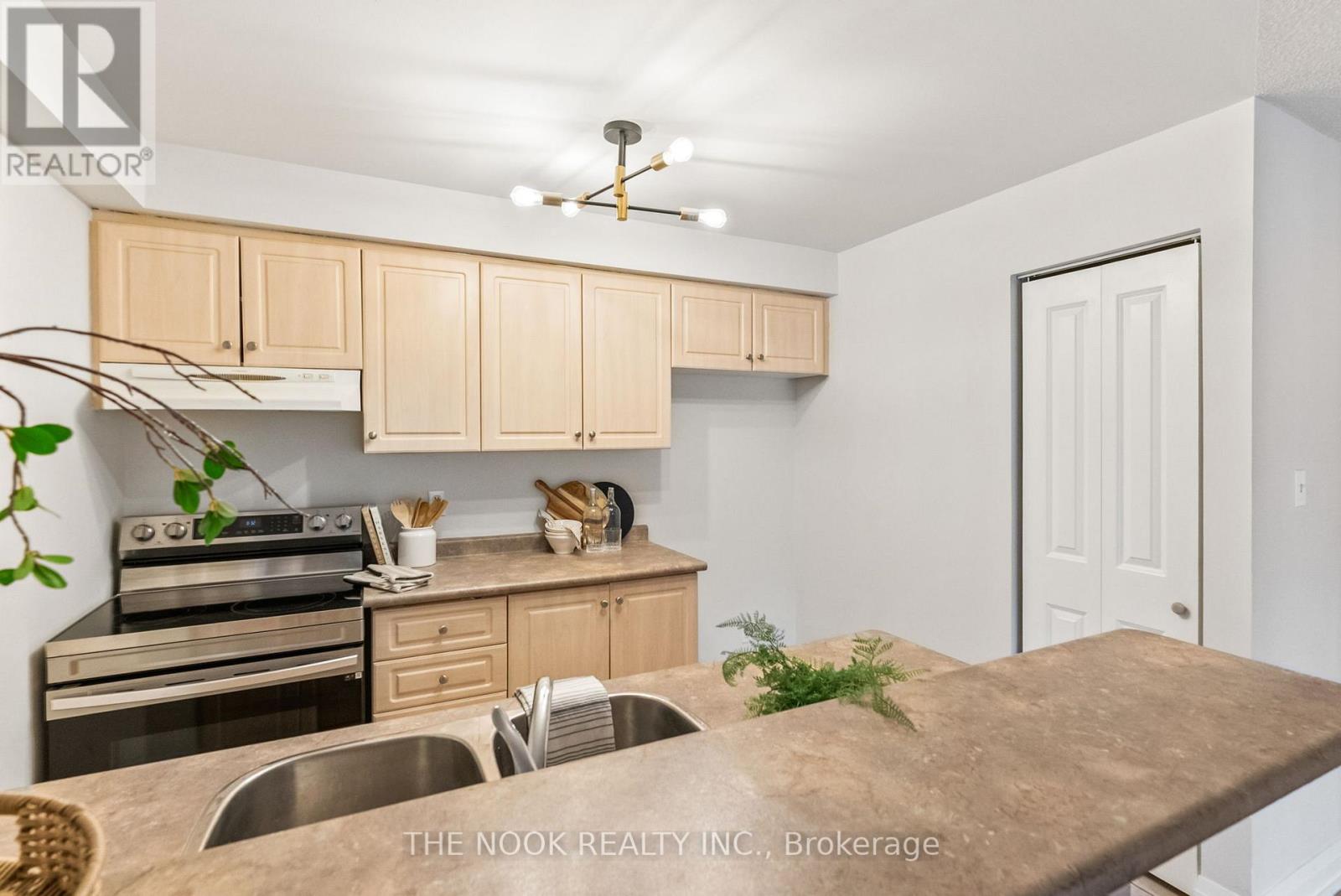 310 - 98 Aspen Springs Drive, Clarington, Ontario L1C 5N5 - Photo 6 - E12575598