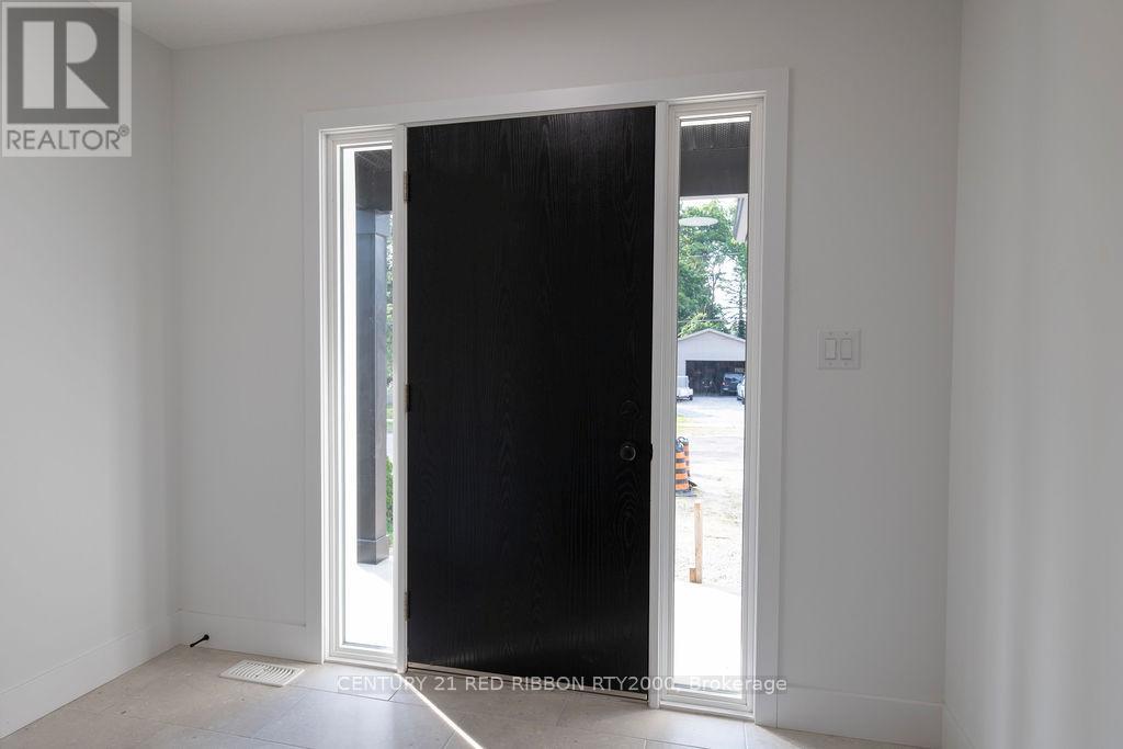 122 Burns Street, Strathroy-Caradoc, Ontario  N7G 1E8 - Photo 2 - X12575560