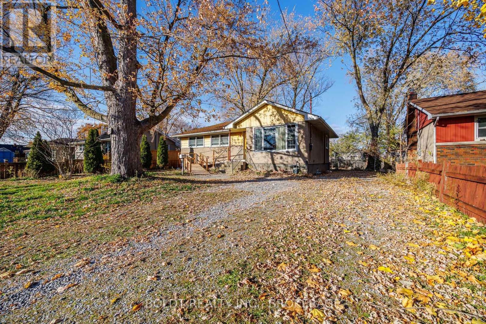 35 Burness Drive, St. Catharines, Ontario  L2P 1J4 - Photo 1 - X12575446