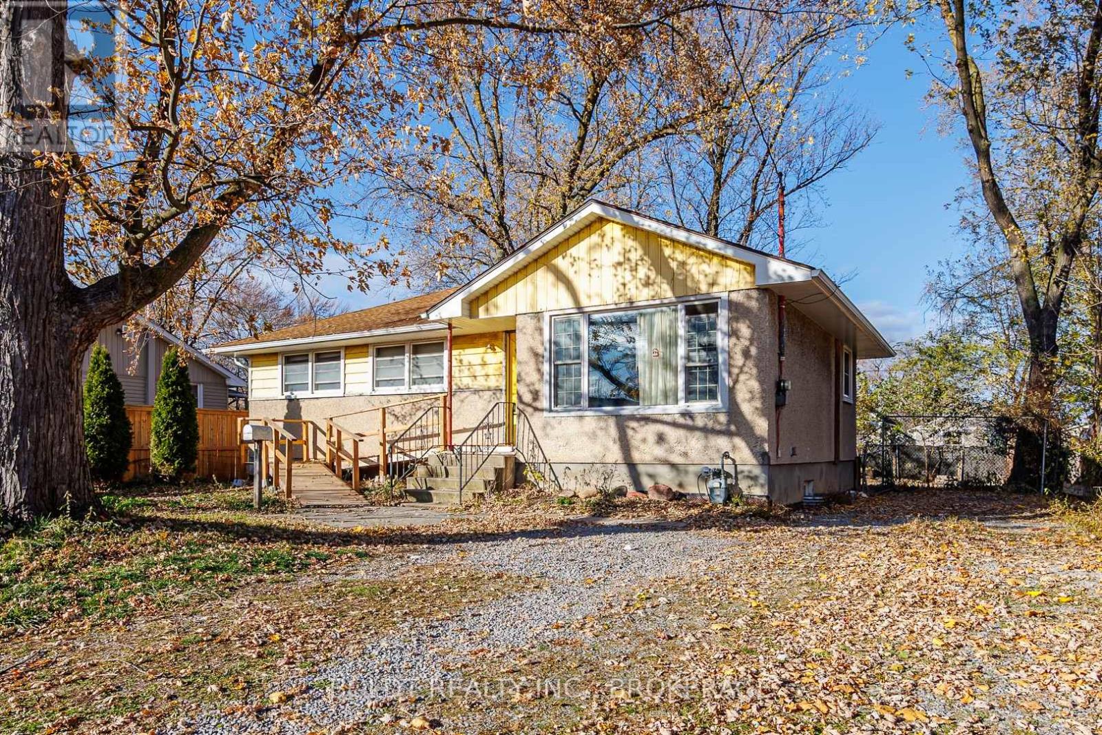 35 Burness Drive, St. Catharines, Ontario  L2P 1J4 - Photo 2 - X12575446