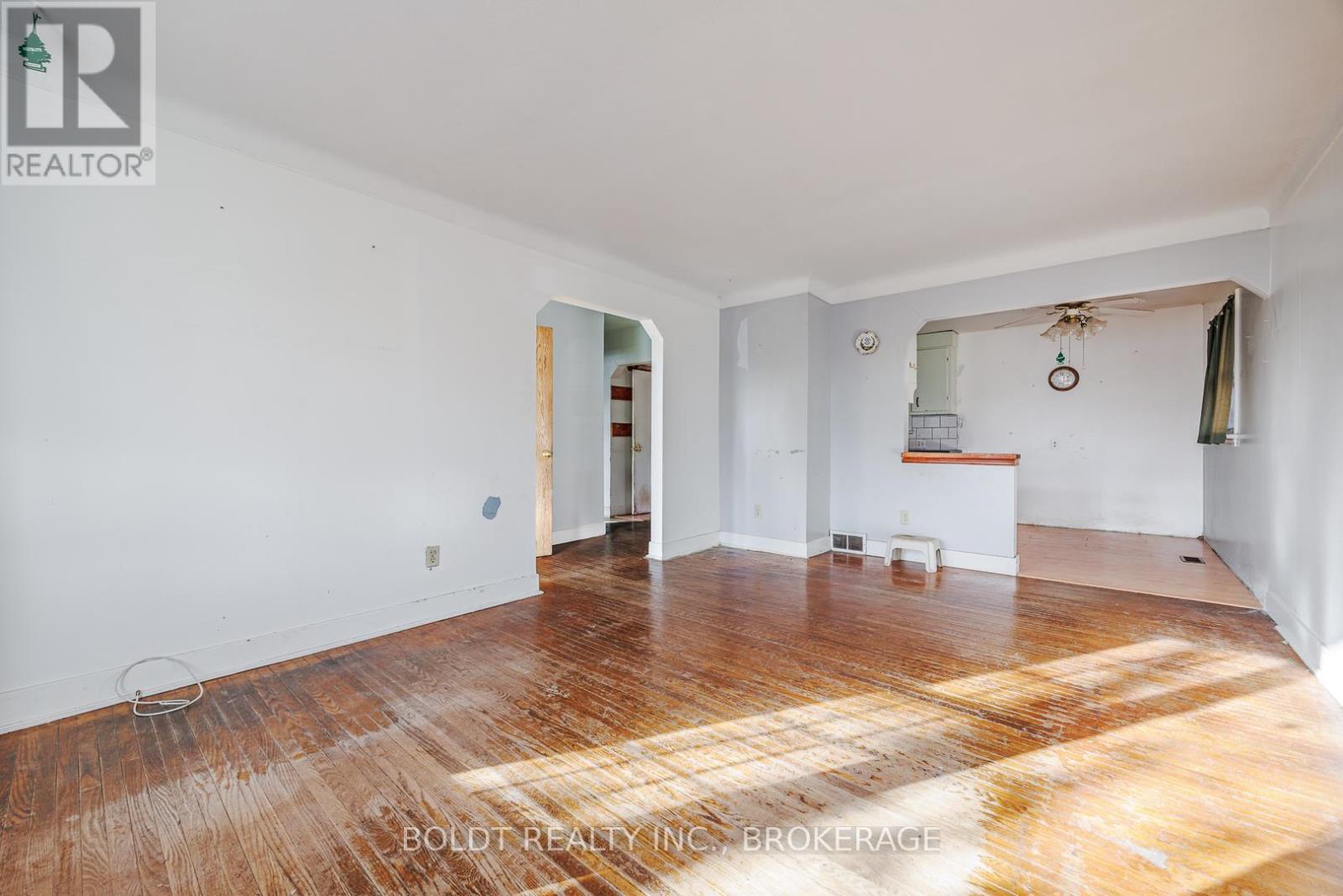 35 Burness Drive, St. Catharines, Ontario  L2P 1J4 - Photo 3 - X12575446