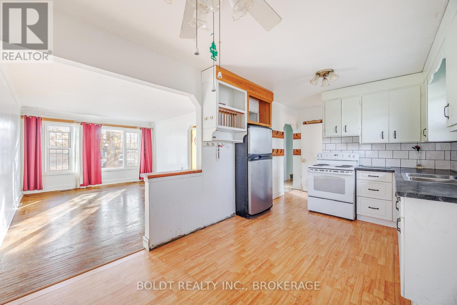 35 Burness Drive, St. Catharines, Ontario  L2P 1J4 - Photo 4 - X12575446