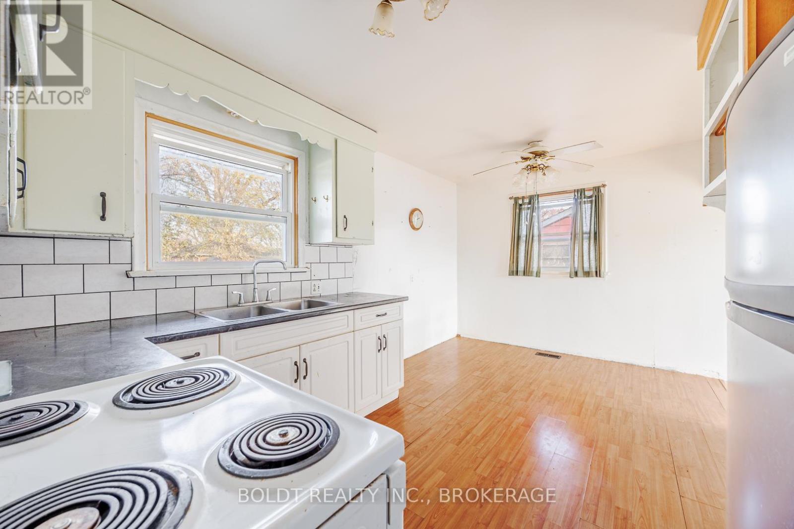 35 Burness Drive, St. Catharines, Ontario  L2P 1J4 - Photo 5 - X12575446