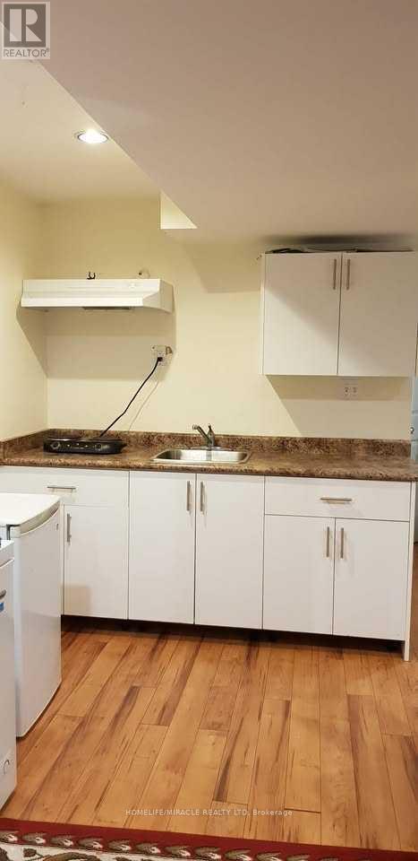 5434 Sweetgrass Gate, Mississauga, Ontario  L5V 2N1 - Photo 3 - W12575356