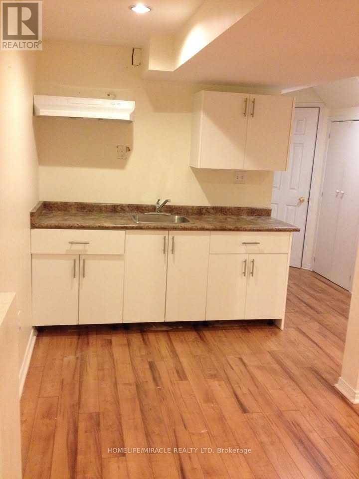 5434 Sweetgrass Gate, Mississauga, Ontario  L5V 2N1 - Photo 4 - W12575356