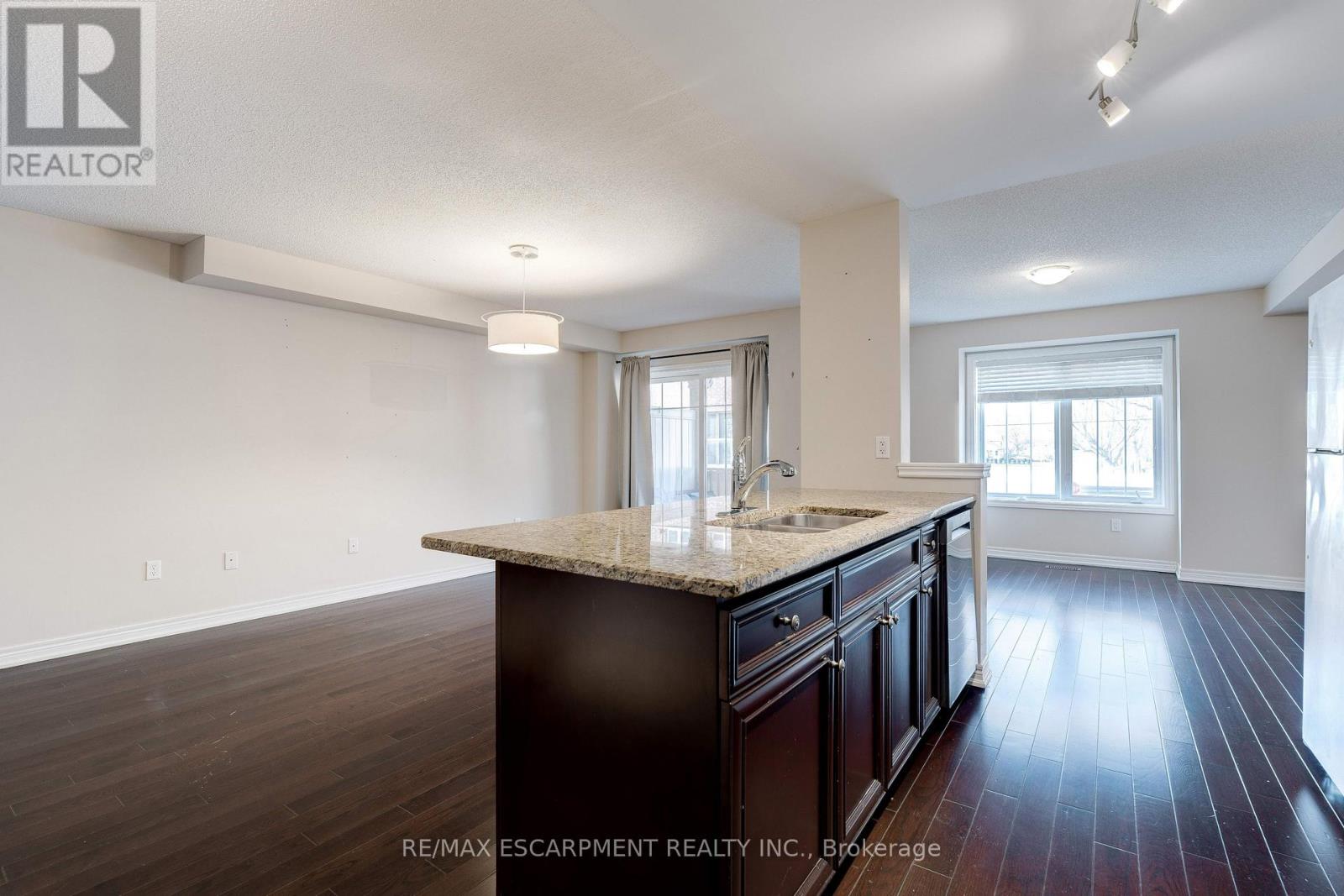 10 - 362 Plains Road E, Burlington, Ontario  L7T 0A4 - Photo 7 - W12575386