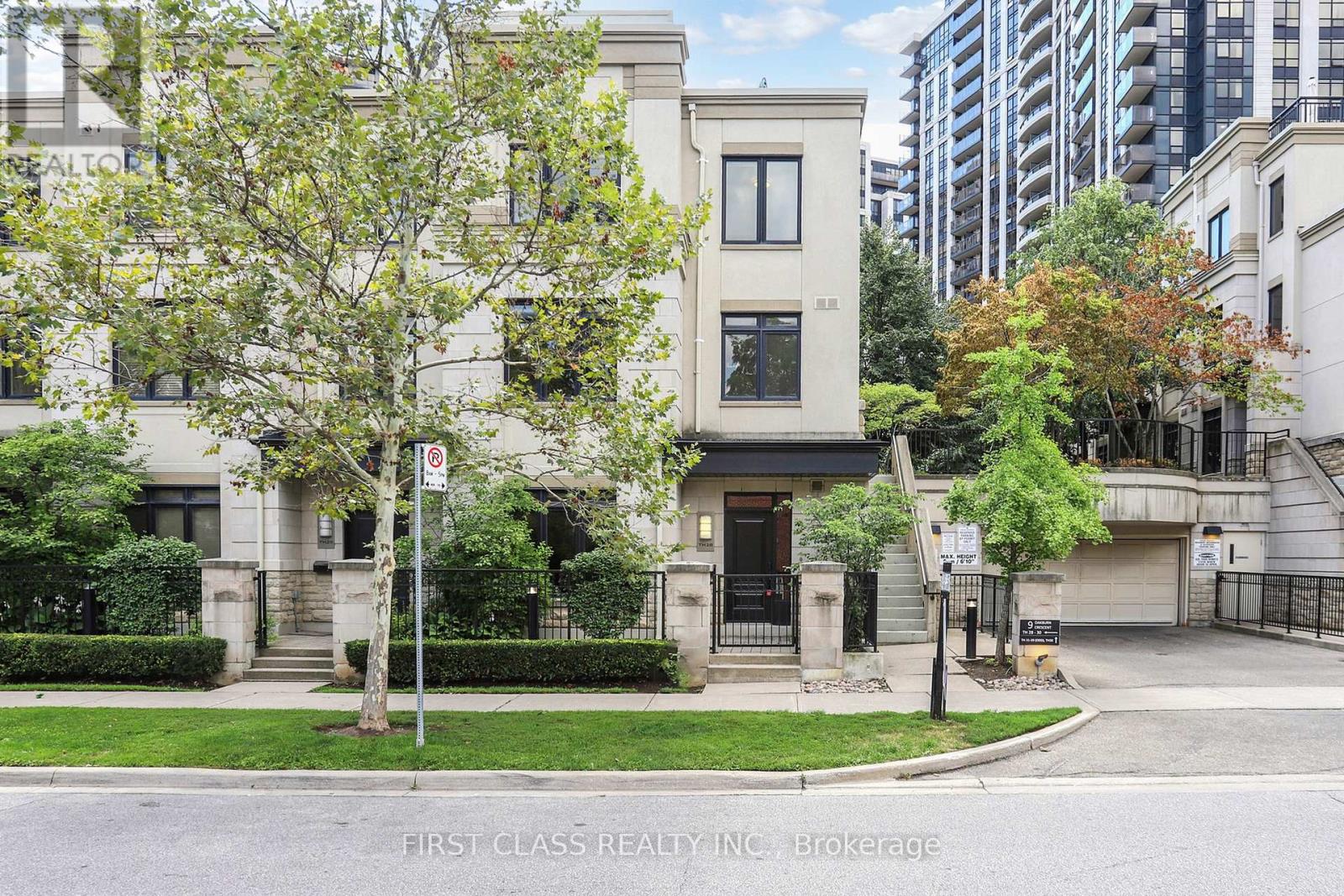 TH 28 - 9 OAKBURN CRESCENT, Toronto, Ontario