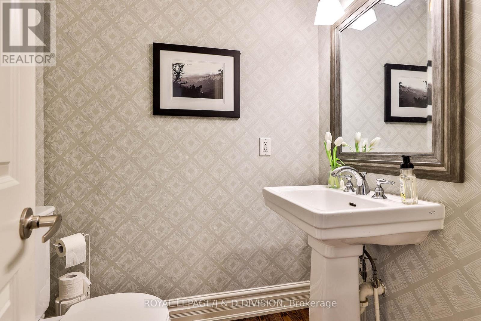 84 Donegall Drive, Toronto, Ontario  M4G 3G8 - Photo 8 - C12575570