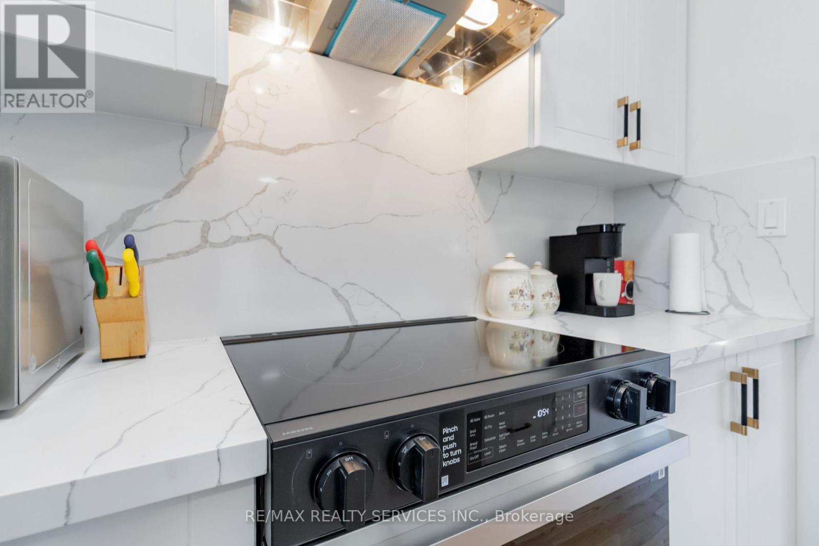 3051 Meadowridge Drive, Oakville, Ontario  L6H 7Z4 - Photo 8 - W12570914