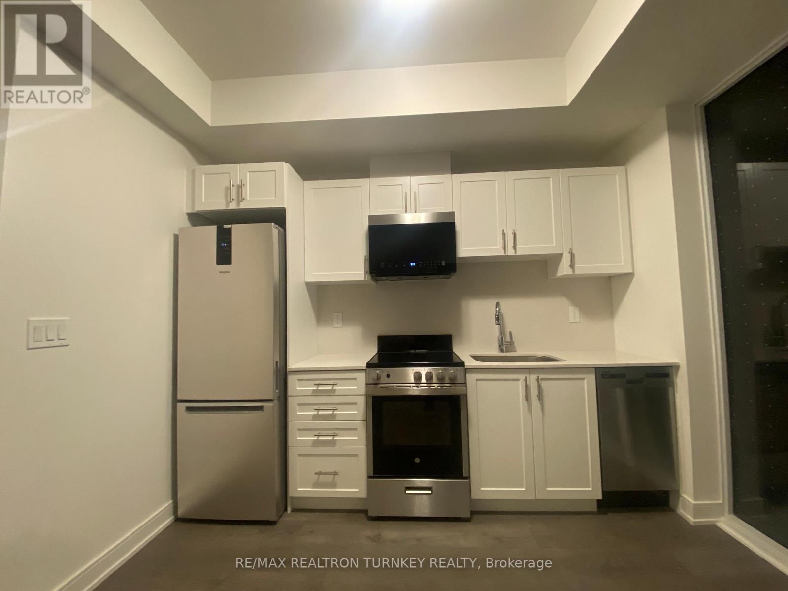 202 - 705 Davis Drive, Newmarket, Ontario  L3Y 0J1 - Photo 4 - N12575414