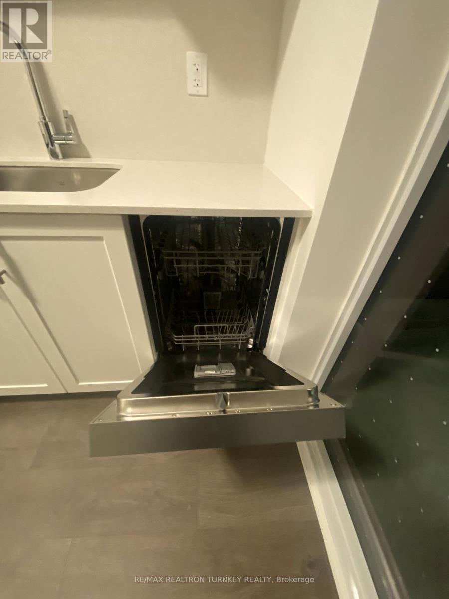 202 - 705 Davis Drive, Newmarket, Ontario  L3Y 0J1 - Photo 8 - N12575414