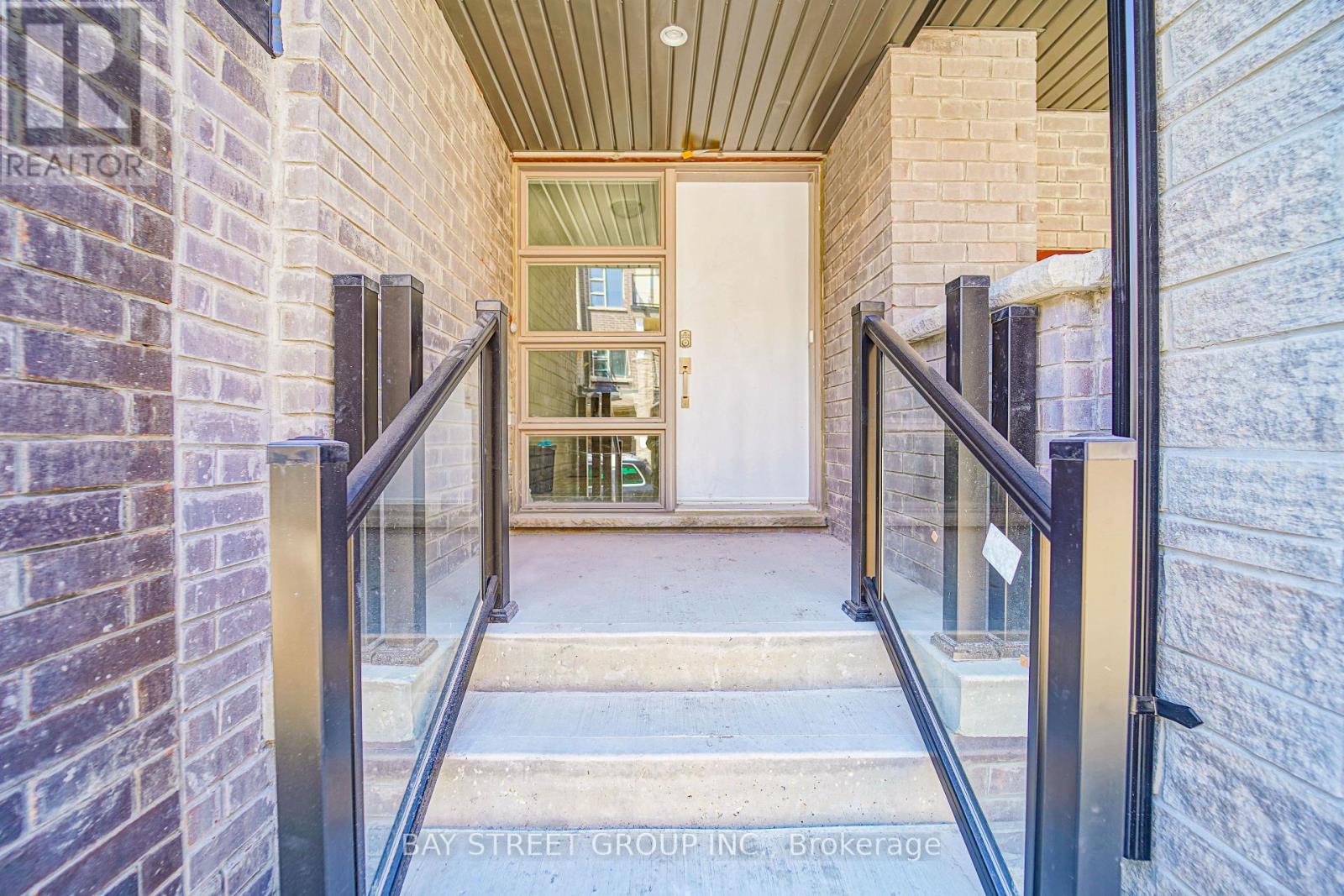 14 Gothenburg Lane, Markham, Ontario  L6C 3L7 - Photo 3 - N12575442