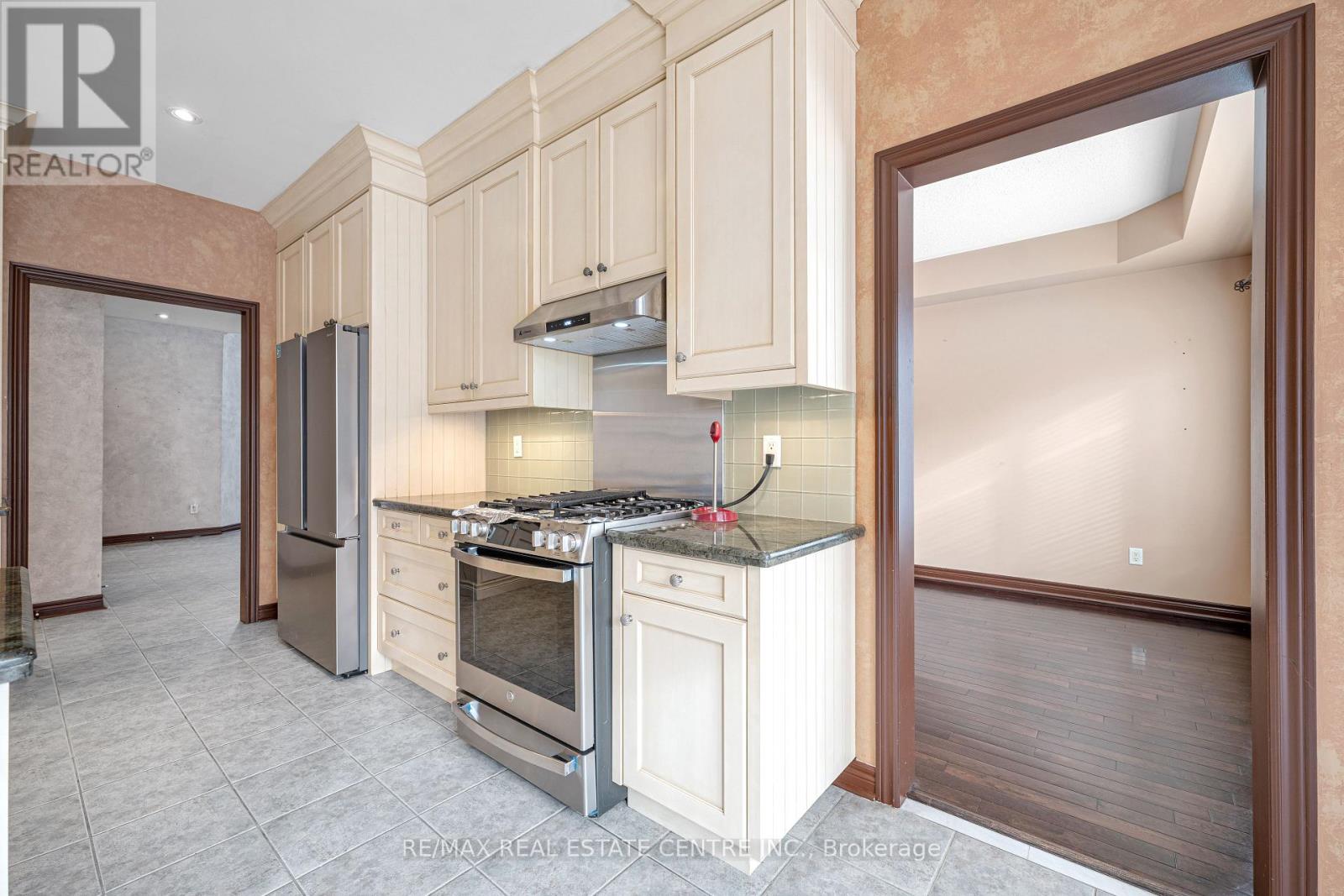 3120 Velmar Drive, Mississauga, Ontario  L5M 6V8 - Photo 11 - W12575422