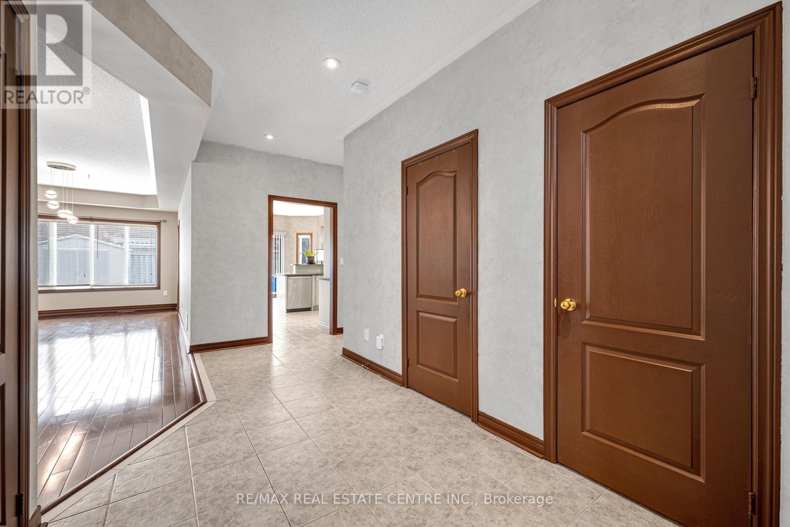 3120 Velmar Drive, Mississauga, Ontario  L5M 6V8 - Photo 7 - W12575422