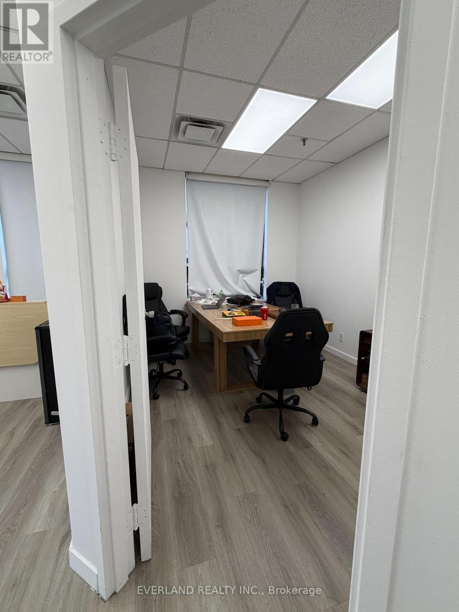 876 Magnetic Drive, Toronto, Ontario  M3J 3N2 - Photo 6 - W12575542