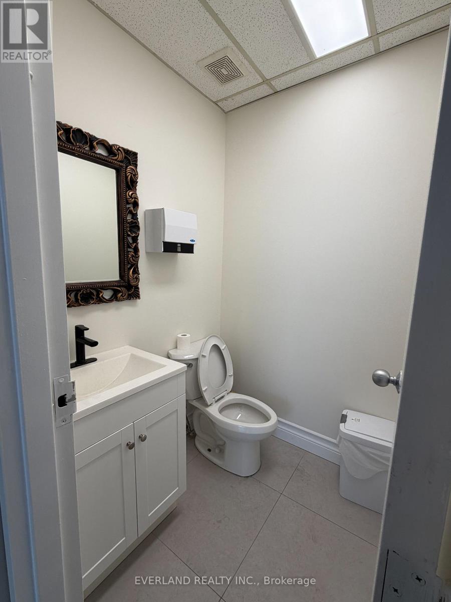 876 Magnetic Drive, Toronto, Ontario  M3J 3N2 - Photo 9 - W12575542