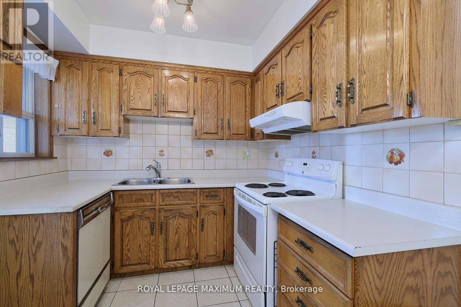 245 Belgravia Avenue, Toronto, Ontario  M6E 2M9 - Photo 11 - W12575590