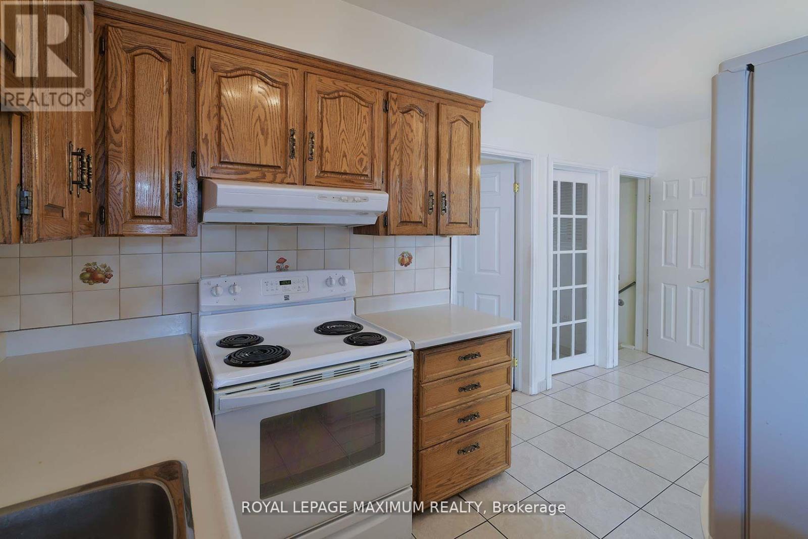 245 Belgravia Avenue, Toronto, Ontario  M6E 2M9 - Photo 12 - W12575590