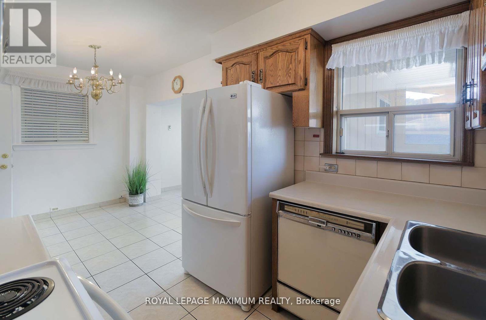 245 Belgravia Avenue, Toronto, Ontario  M6E 2M9 - Photo 13 - W12575590