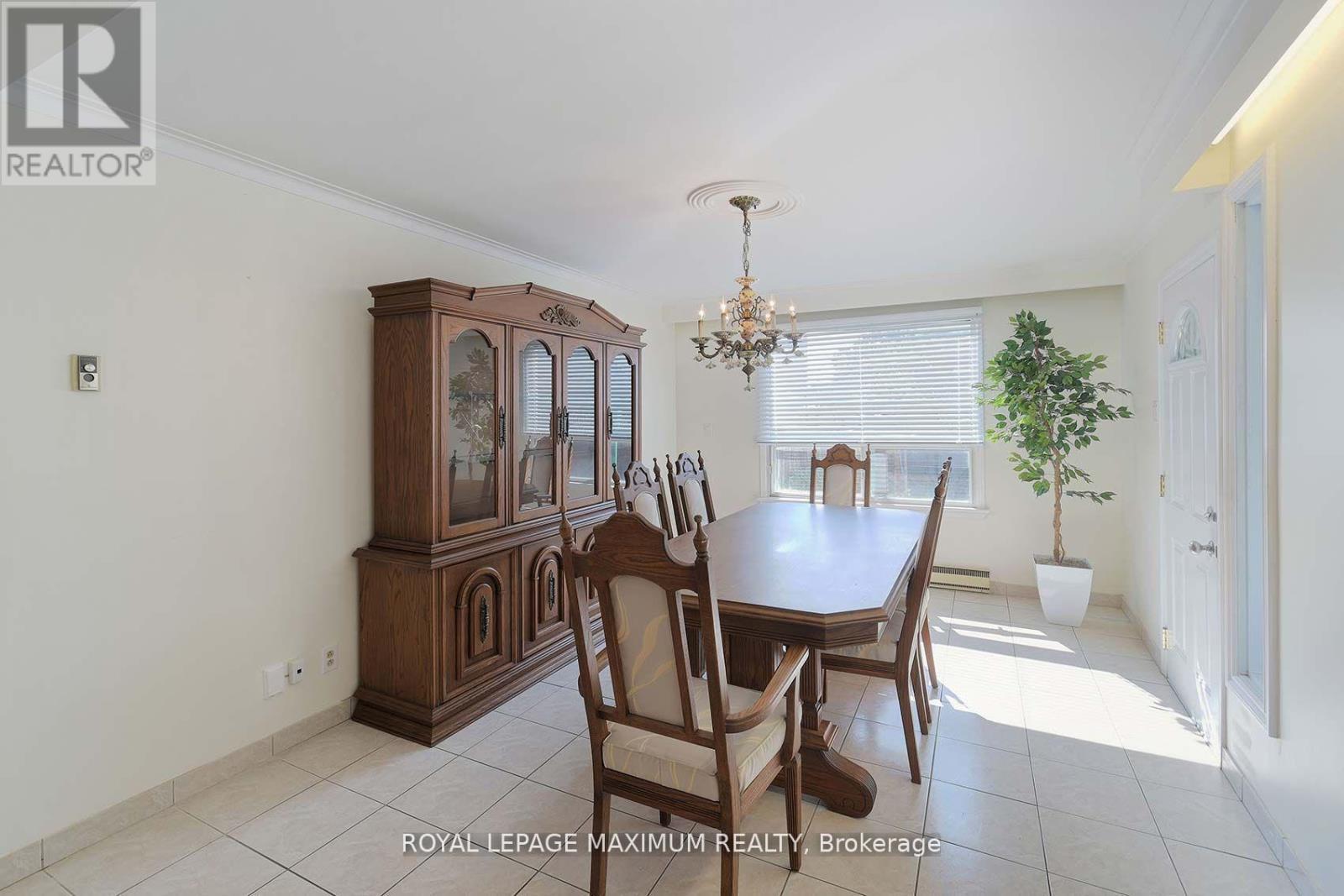 245 Belgravia Avenue, Toronto, Ontario  M6E 2M9 - Photo 16 - W12575590