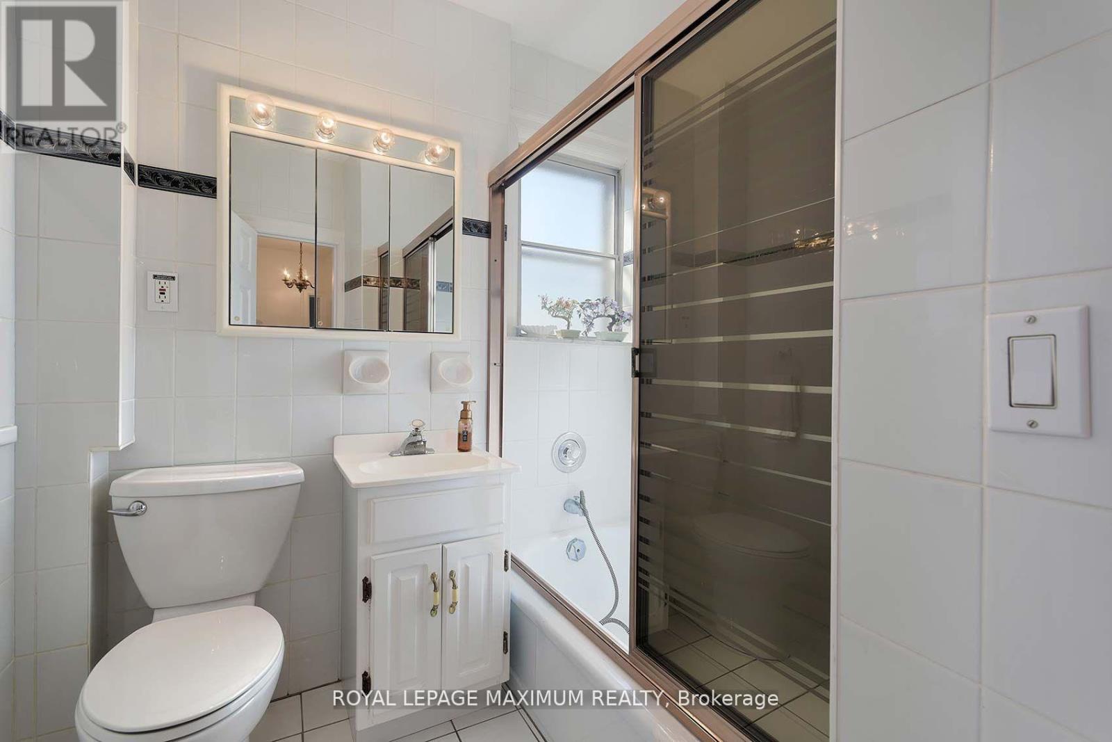 245 Belgravia Avenue, Toronto, Ontario  M6E 2M9 - Photo 27 - W12575590