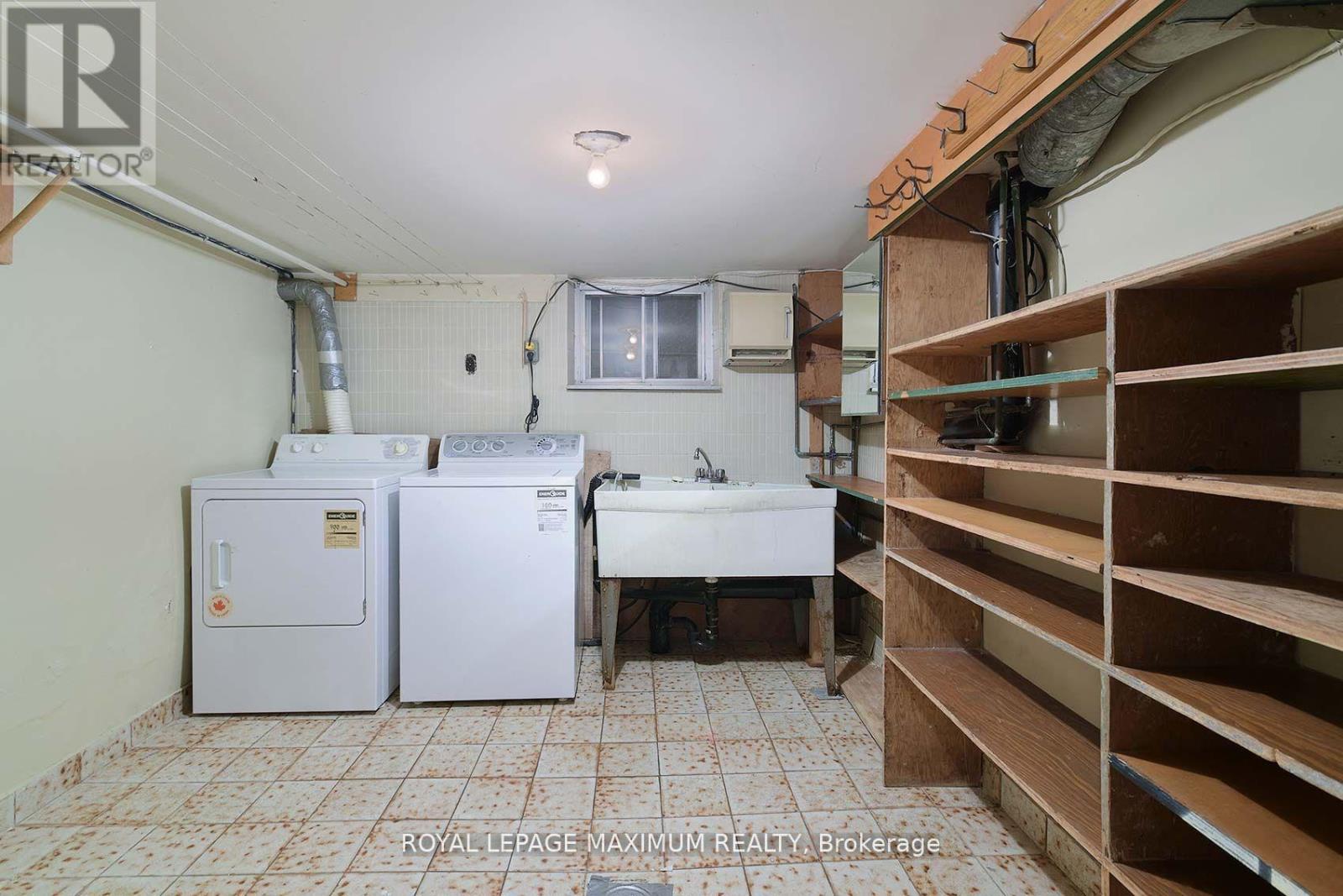 245 Belgravia Avenue, Toronto, Ontario  M6E 2M9 - Photo 34 - W12575590