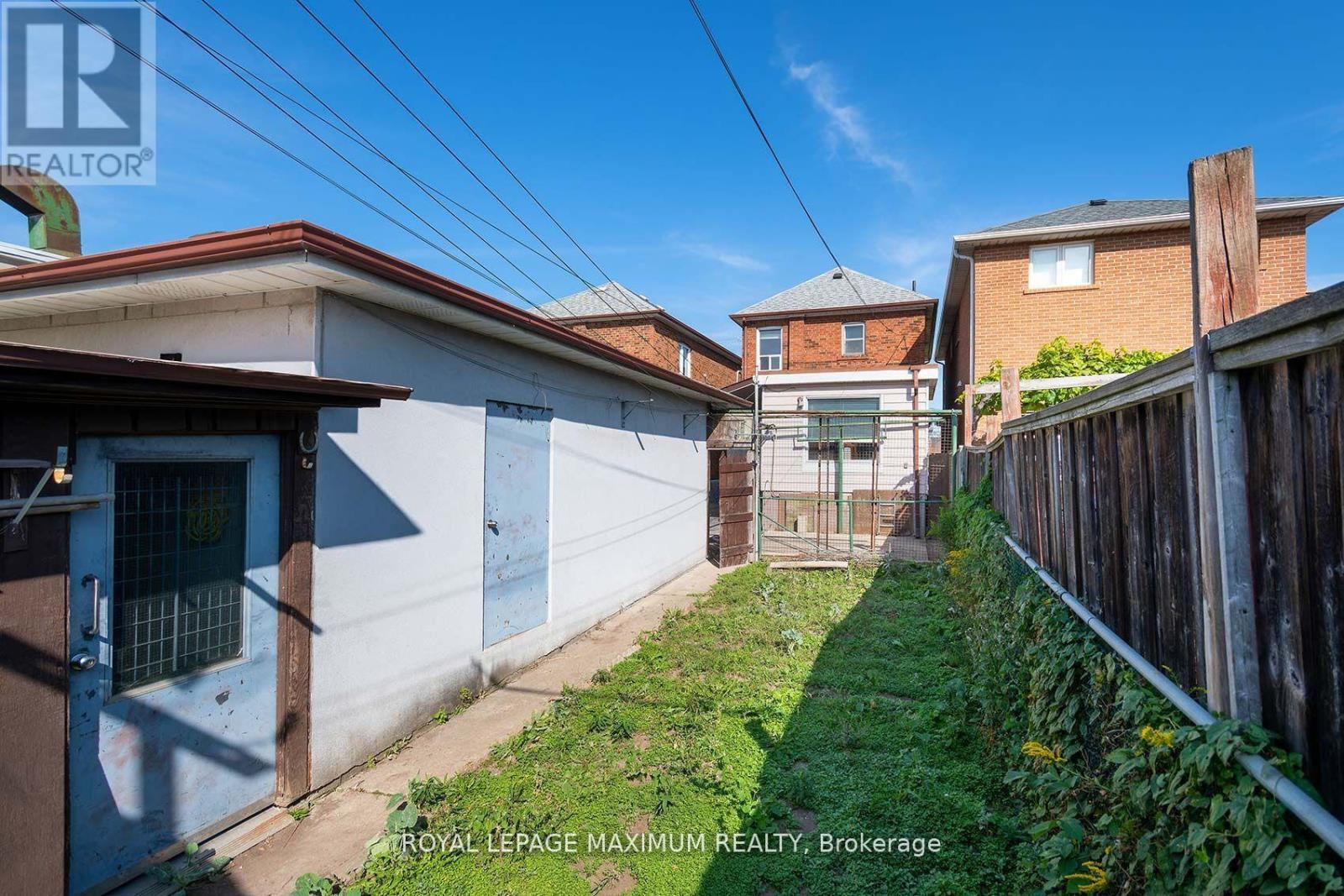 245 Belgravia Avenue, Toronto, Ontario  M6E 2M9 - Photo 37 - W12575590