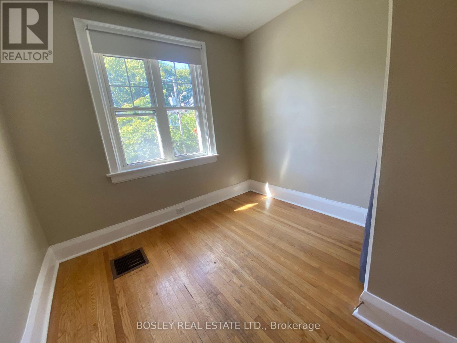 #2 (Upper) - 33 Lorindale Avenue, Toronto, Ontario  M5M 3C3 - Photo 17 - C12444257