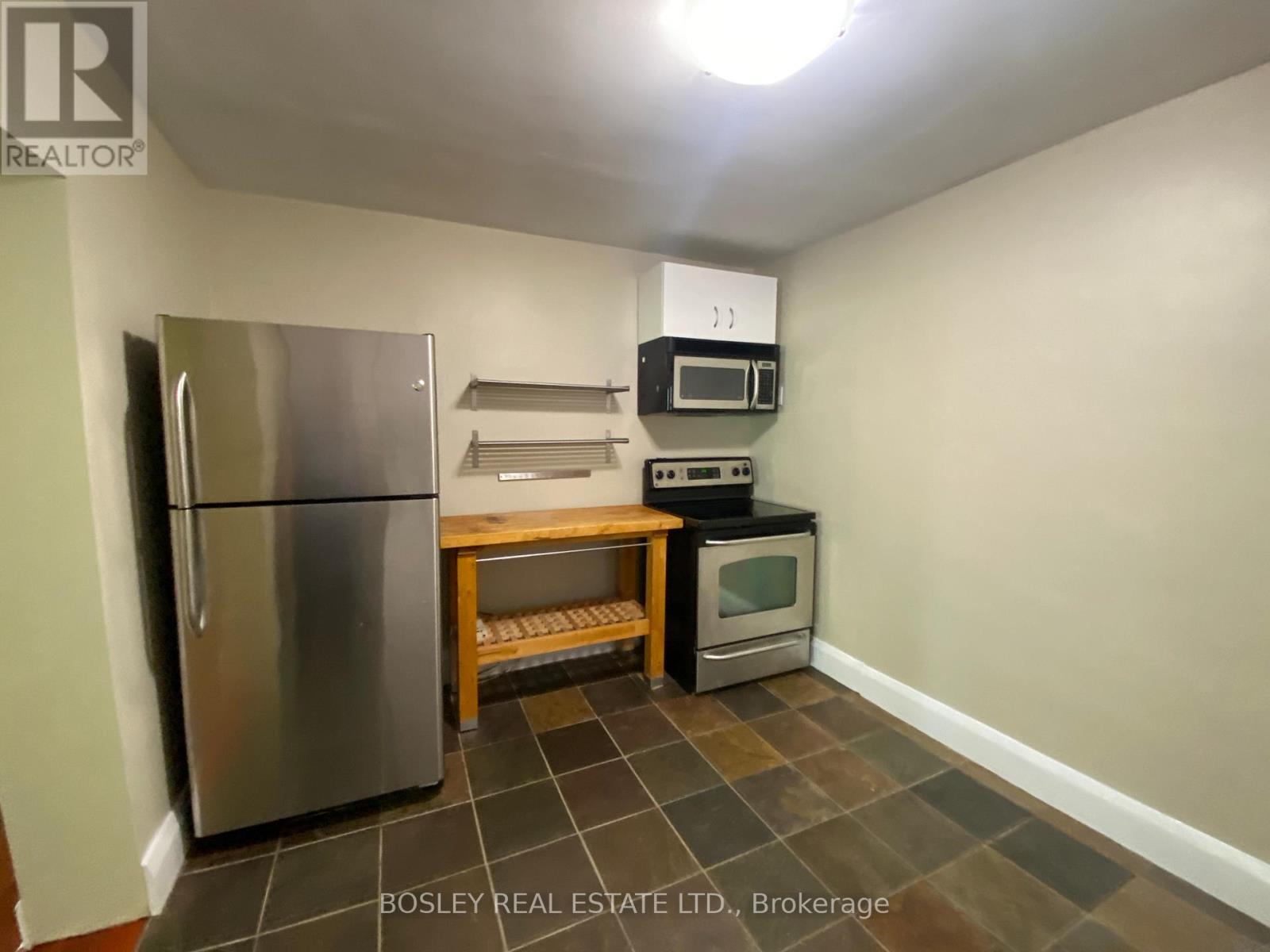 #2 (Upper) - 33 Lorindale Avenue, Toronto, Ontario  M5M 3C3 - Photo 6 - C12444257