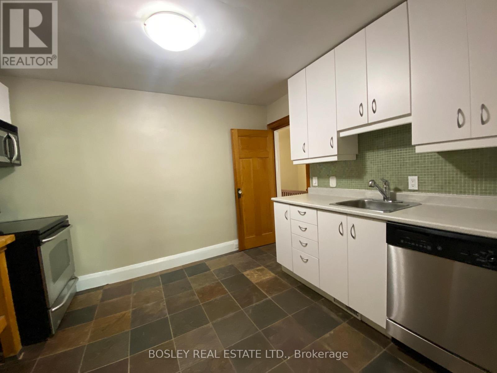 #2 (Upper) - 33 Lorindale Avenue, Toronto, Ontario  M5M 3C3 - Photo 8 - C12444257