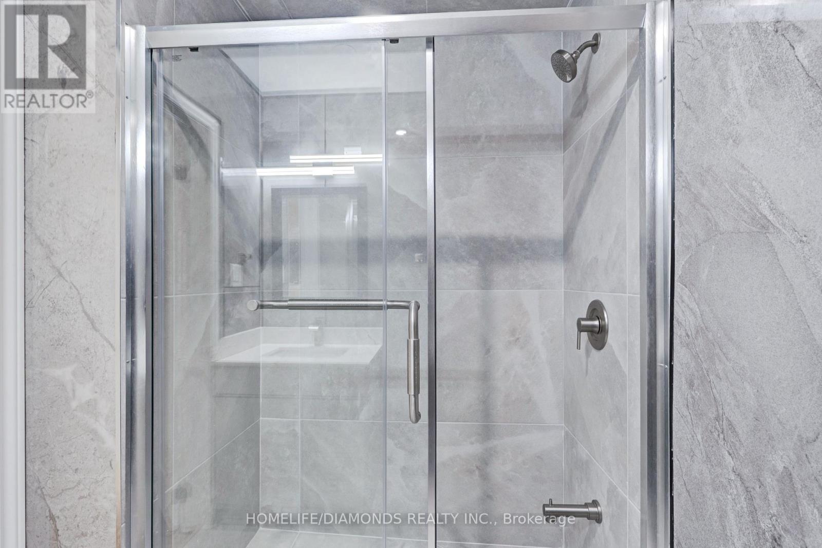 Upper - 210 Mackan Street, Thorold, Ontario  L2V 1G7 - Photo 17 - X12575534