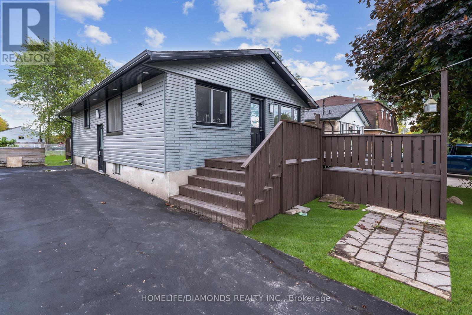 Upper - 210 Mackan Street, Thorold, Ontario  L2V 1G7 - Photo 3 - X12575534