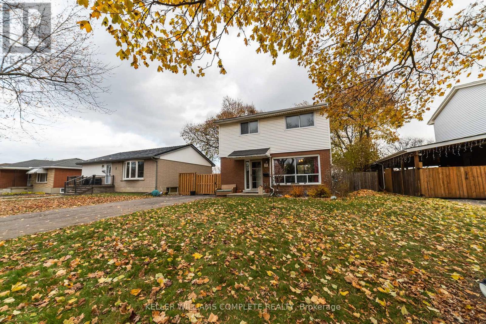 15 Dartford Place, Hamilton, Ontario  L8V 3V7 - Photo 2 - X12575558