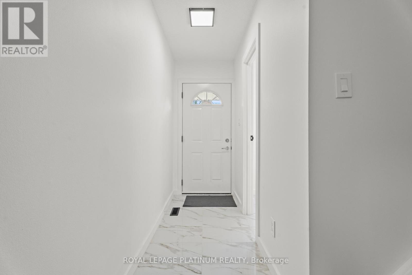 43 - 2120 Rathburn Road E, Mississauga, Ontario  L4W 2S8 - Photo 3 - W12573526