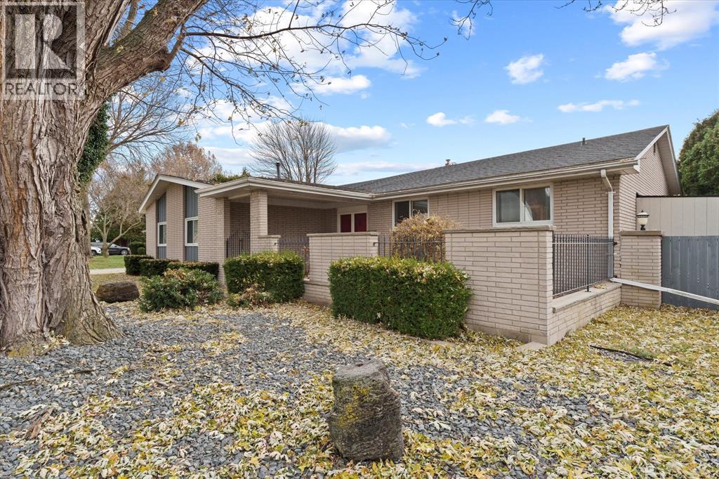 1545 Golfview, Lasalle, Ontario N9V 1Z1 - Photo 2 - 25030570