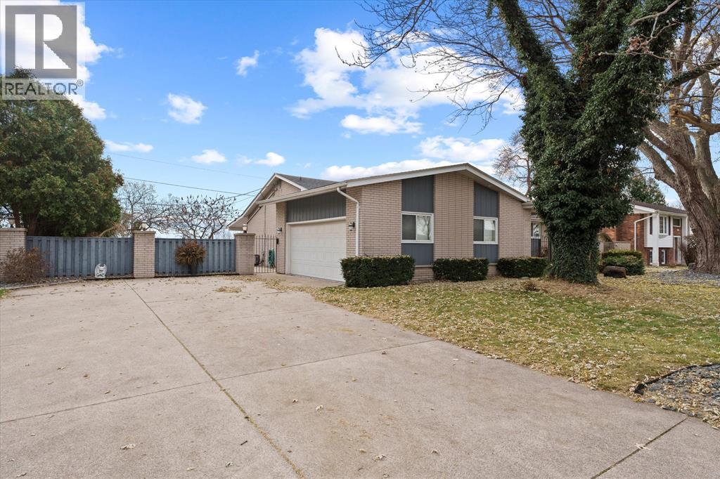 1545 Golfview, Lasalle, Ontario N9V 1Z1 - Photo 3 - 25030570