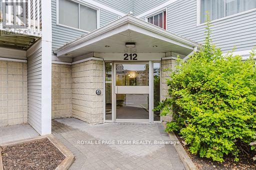 210 - 212 Viewmount Drive, Ottawa, Ontario  K2E 7X2 - Photo 2 - X12575744