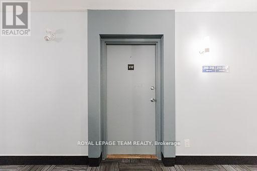 210 - 212 Viewmount Drive, Ottawa, Ontario  K2E 7X2 - Photo 3 - X12575744